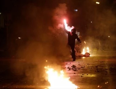 Ένας τραυματίας στην πλατεία Εξαρχείων - Τον παρέλαβε ασθενοφόρο